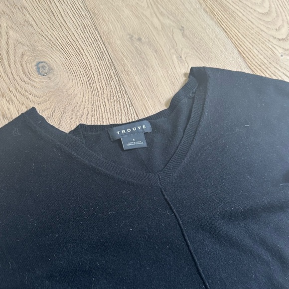 Trouve Black V-Neck Light Pullover Sweater - Picture 3 of 4